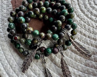 Armband mit Federanhängern | Boho-Stil mit elastischen Perlen | Mischung aus afrikanischem Türkis und Drachenblutkristallen
