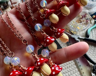 Pilzkette, drahtumwickelter Kupferanhänger, Opalitperle, Pilzschmuck aus Kunstharz, Fairycore-Waldkette
