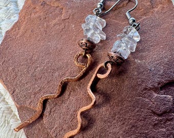 Ohrringe aus klarem Quarz und gehämmertem Kupfer in Wellenform | Handgefertigte Kristall-Hängeohrringe | Künstlerischer Kupferschmuck | Minimalistische Edelstein-Ohrringe