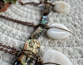 Halskette mit Muschelanhänger | Kupferdrahtumwickelte Abalone- und Muschelperle | Handgefertigter Boho-Schmuck im Ozean-Stil