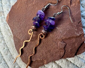 Handgefertigte Ohrringe aus Amethyst und Kupfer in Wellenform | Hängeohrringe aus Kupfer und Kristall | Handgefertigter Edelsteinschmuck | Künstlerische Kupferohrringe