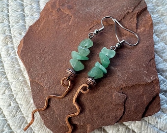 Handgefertigte Ohrringe aus grünem Aventurin und Kupfer in Wellenform | Hängeohrringe | Handgefertigter Edelsteinschmuck | Kupferohrringe