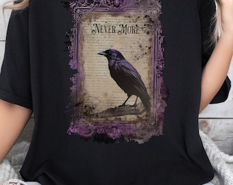 Può includere: Maglietta nera con una grafica vintage in stile viola e bianco con un corvo e il testo "Nevermore".