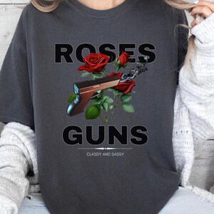 T-shirt graphique Roses & Guns, T-shirt avant-gardiste féminin 2A, cadeau pour elle, style chic et impertinent, Girl Power, Girls and Guns