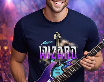 Könnte beinhalten: Ein marineblaues T-Shirt mit den Worten "Music Wizard" und einer Gitarren-Grafik. Die Person hält eine lila und blaue E-Gitarre. Der Hintergrund ist ein Konzert mit Bühnenbeleuchtung.