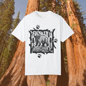 Maglietta Outdoorsman, Folklore Forest, Vintage, Amante della natura, Maglietta con orso, Orso nero, Zampe d'orso, Forestcore, Linoleografia folk art, Colori comfort immagine 6