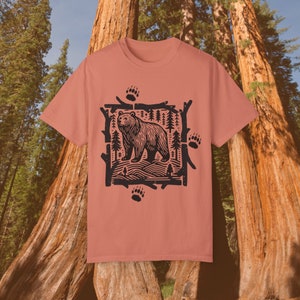 Maglietta Outdoorsman, Folklore Forest, Vintage, Amante della natura, Maglietta con orso, Orso nero, Zampe d'orso, Forestcore, Linoleografia folk art, Colori comfort immagine 9