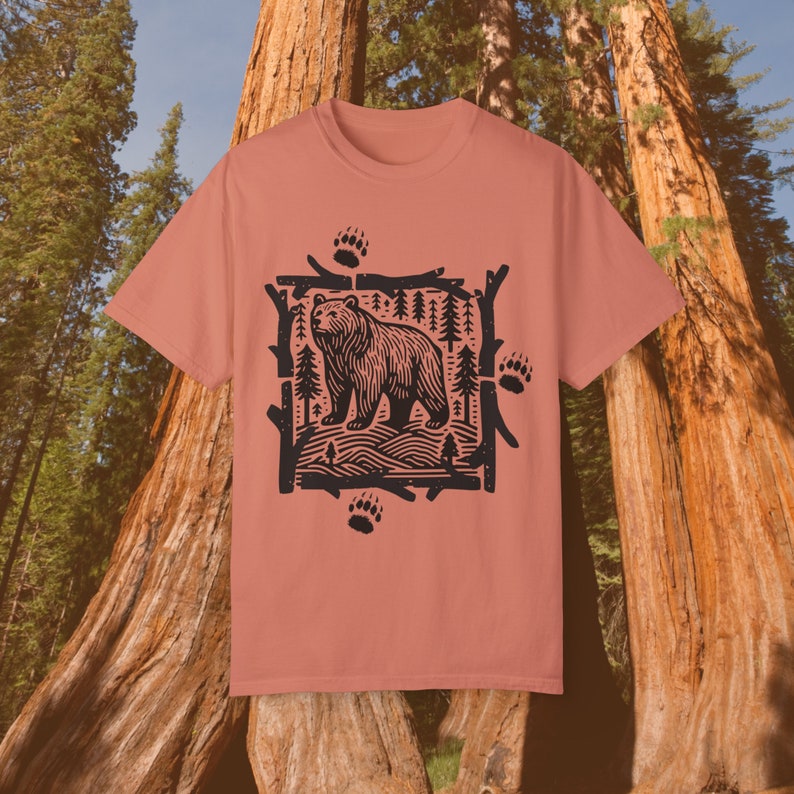 Maglietta Outdoorsman, Folklore Forest, Vintage, Amante della natura, Maglietta con orso, Orso nero, Zampe d'orso, Forestcore, Linoleografia folk art, Colori comfort immagine 9