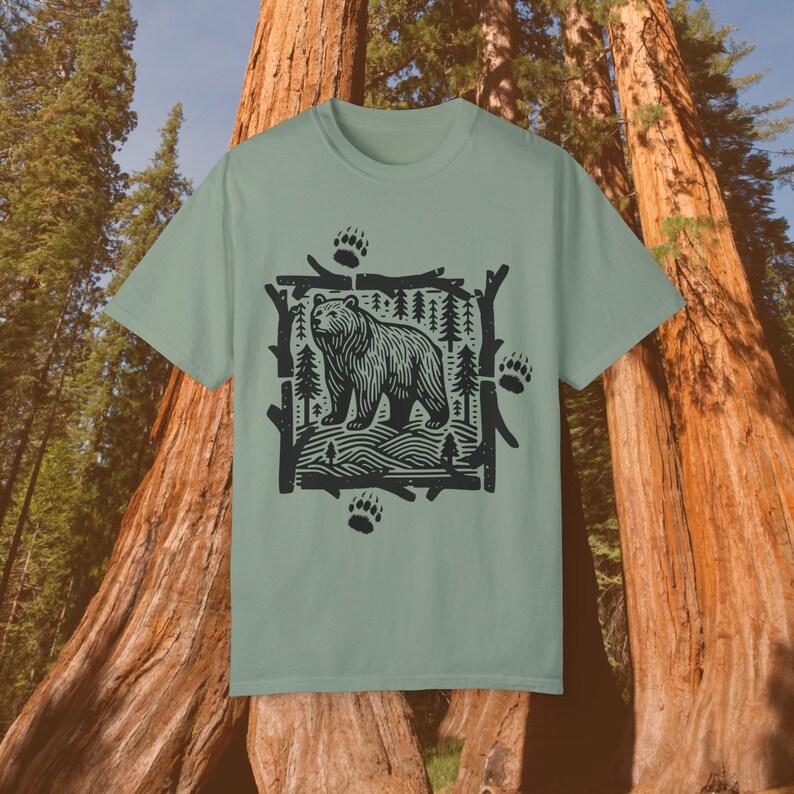 Maglietta Outdoorsman, Folklore Forest, Vintage, Amante della natura, Maglietta con orso, Orso nero, Zampe d'orso, Forestcore, Linoleografia folk art, Colori comfort immagine 5