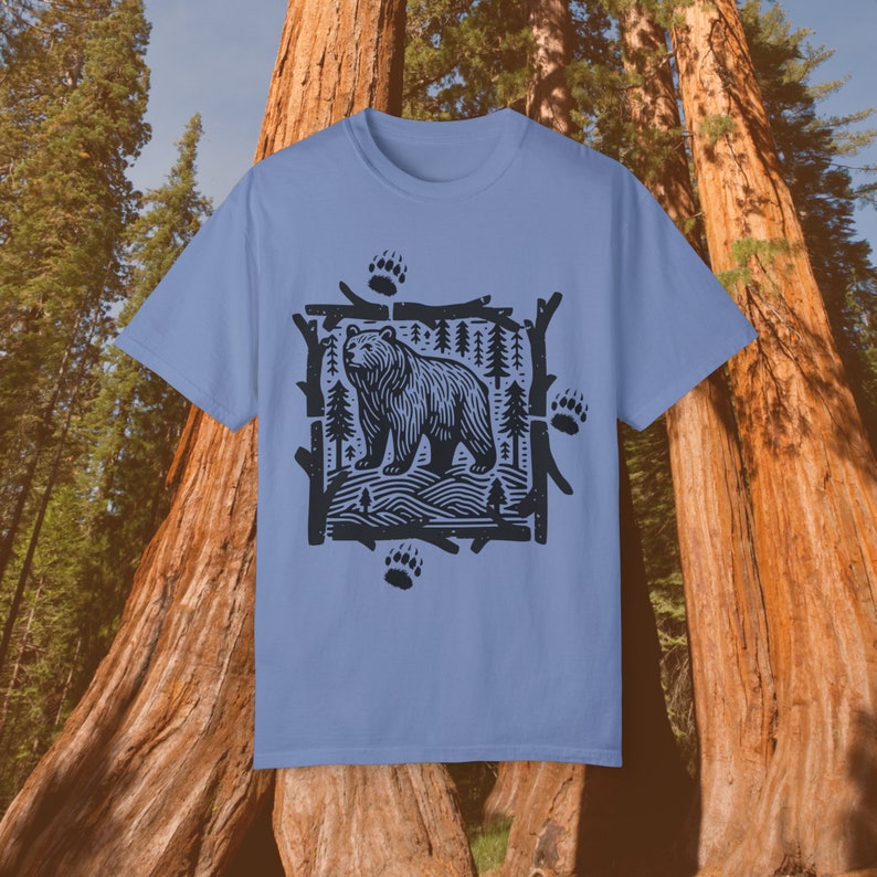 Maglietta Outdoorsman, Folklore Forest, Vintage, Amante della natura, Maglietta con orso, Orso nero, Zampe d'orso, Forestcore, Linoleografia folk art, Colori comfort immagine 10