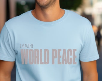 Könnte beinhalten: Ein hellblaues T-Shirt mit dem Aufdruck "Imagine World Peace" in hellgrau.