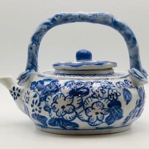 Vintage blåvit kinesisk porslinstekanna – Blommönster – Xuande Mark – 1900-tal