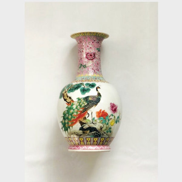 Vase en porcelaine de la Famille Rose chinoise du 20e siècle avec un motif de branche de paon et de pivoine Calligraphie au revers Marque de sceau sur la base.