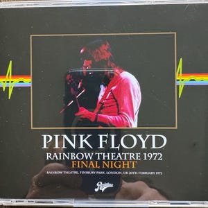 Op de afbeelding: Een Pink Floyd cd-hoesje met een live optreden. De cover bevat de bandnaam, "Rainbow Theatre 1972 Final Night", en locatiegegevens. Het ontwerp bevat een regenboog en een bliksem.