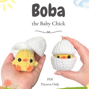 Könnte beinhalten: Ein Häkelmuster für ein süßes Baby-Küken-Amigurumi namens Boba. Das Muster ist im PDF-Format und enthält Anweisungen zum Häkeln des Kükens in einer Eierschale.