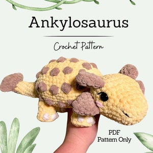 Peut inclure: Patron de crochet pour un amigurumi de dinosaure Ankylosaurus. Le jouet en peluche est jaune avec des taches brunes et a un nez et des yeux roses. Le patron est disponible en téléchargement PDF.