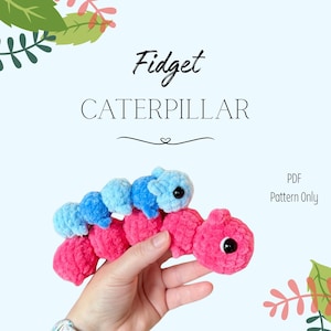 Puede incluir: Un patrón de crochet para una oruga Fidget. El patrón está disponible solo como descarga PDF. La imagen muestra un juguete de oruga de crochet rosa y azul.