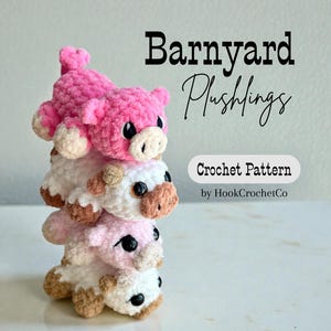 Peut inclure: Une pile de quatre animaux en peluche de la ferme crochetés. Le premier est un cochon rose, suivi d'une vache blanche avec des détails marron, puis un autre cochon rose et une vache blanche. Le texte "Barnyard Plushlings" et "Crochet Pattern" sont visibles.