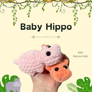 Könnte beinhalten: Zwei gehäkelte Baby-Nilpferd-Spielzeuge, eines rosa und eines orange, werden in einer Hand gehalten. Der Text "Baby Hippo" befindet sich oben im Bild, und "PDF Pattern Only" unten rechts.