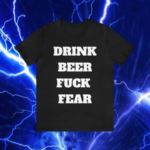 Onbeheersbaar grappig bierliefhebber grafisch T-shirt - &#39;Drink bier, vergeet angst&#39; - maten S tot XXXL