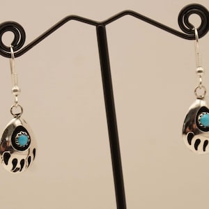 Navajo-amerikanska örhängen i sterlingsilver formade som en björnklo