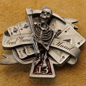 Carte da gioco con fibbia della cintura con la morte