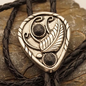 Leder-Spitzenkrawatte mit Blatt und 2 schwarzen Steinen