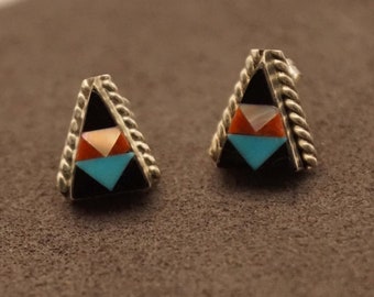 Orecchini in argento sterling a forma di triangolo con i colori degli indiani Zuni