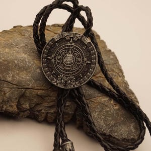 Bolotie - Spitzenkrawatte Maya-Kalender in der Farbe Nickel