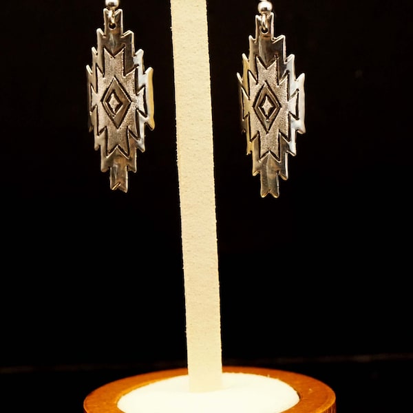 Handgemaakte sterling zilveren oorbellen met sierlijke kruis motief