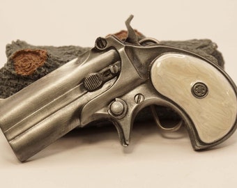 Belt buckle of a double barrel revolver