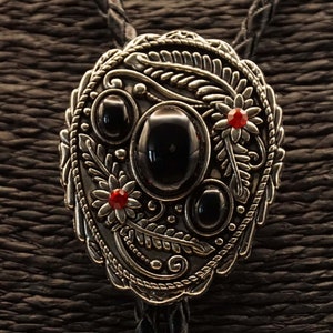 Bolotie Dekoschild mit Blättern/Blumen und 3 schwarzen Steinen