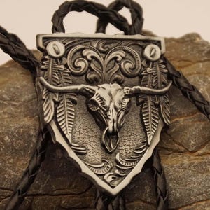 Halsspitze – Bolotie Longhorn auf dekorativem Schild in Nickelfarbe