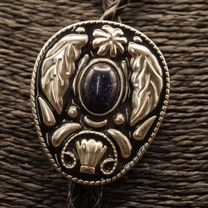 Bolotie-Zierschild mit Zierarbeit und 1 schwarzen Glitzerstein