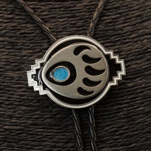 Bolotie in Form einer Bärenkralle in den Farben Schwarznickel und Blau