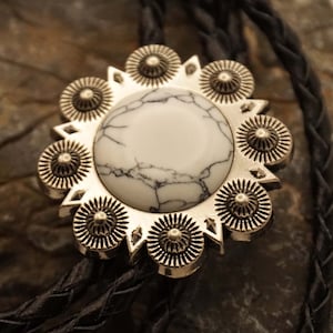 Bolotie - Lederhalskordel mit weißem Zierstein in nickelfarbener Blumenumrandung