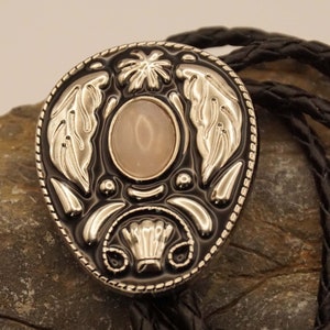 Bolotie-Zierschild mit Zierarbeit und hellrosa Stein