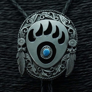 Bolotie in Form einer großen Bärenkralle in Nickelfarbe