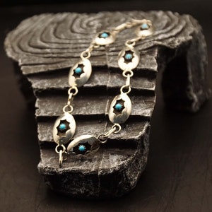 Link bracelet oval shield with turquoise stones