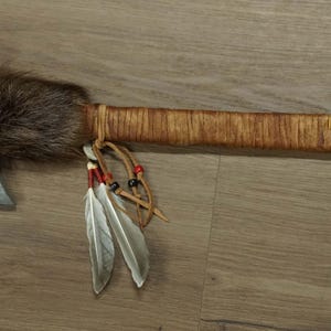 Handgjord tomahawk från Indians ursprungsbefolkning - stridsyxa från Indians ursprungsbefolkning