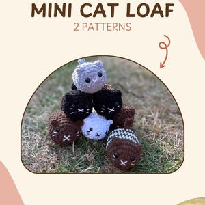 Könnte beinhalten: Ein Stapel gehäkelter, katzenförmiger Spielzeuge in verschiedenen Farben, darunter Grau, Schwarz, Braun und Weiß, mit gestickten Gesichtern. Der Text "MINI CAT LOAF 2 PATTERNS" ist über den Spielzeugen zu sehen. Der untere Teil zeigt den Text "@ADOREYOUR CROCHET".
