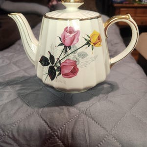 Vintage Sadler Rose-patroon geribbelde theepot, afgezet met goud, gemaakt in Engeland
