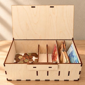Hucha de madera personalizada con compartimentos para monedas y billetes.