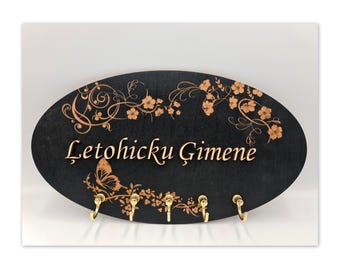 Personalized Wooden Key Holder with Engraved Flowers – Custom Floral Wall Organizer
