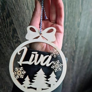 Drewniana ozdoba świąteczna z imieniem na zamówienie: wycinana laserowo