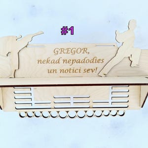 Porta-medalhas de madeira personalizado com prateleira: Expositor de prêmios esportivos personalizado