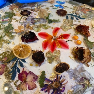Weißer Blumentisch / Harz-Tisch mit gepressten Getrockneten Blumen / Epoxy-Tisch mit Blumen / Handgemachter Blumentisch / Gepresste Blumen Rund