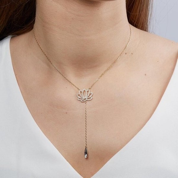 Collier lotus symbolique - doré avec cristaux blancs, élégant et spirituel, idéal pour la grâce de tous les jours