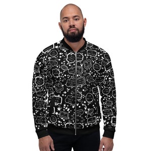 Puede incluir: Chaqueta bomber negra con un patrón blanco de bocadillos, estrellas y corazones. Los bocadillos contienen afirmaciones positivas. La chaqueta tiene cuello, puños y dobladillo negros. El diseño promueve el amor propio.