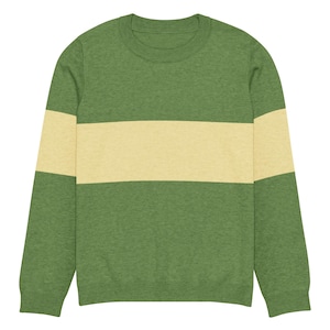 Könnte beinhalten: Ein langärmeliger Pullover mit Rundhalsausschnitt in meliertem Olivgrün, der einen breiten, horizontalen cremefarbenen Streifen über Brust und Ärmel aufweist. Das Kleidungsstück ist mit einem gerippten Kragen, Bündchen und Saum versehen.